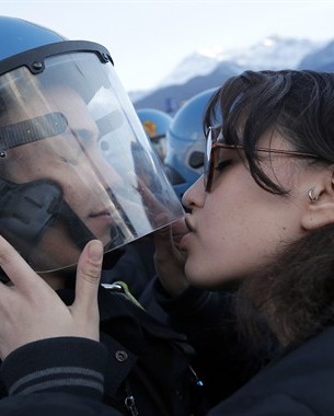 Bacio-a-Susa-tra-una-dimostrante-no-tav-e-un-poliz_305x380.jpg