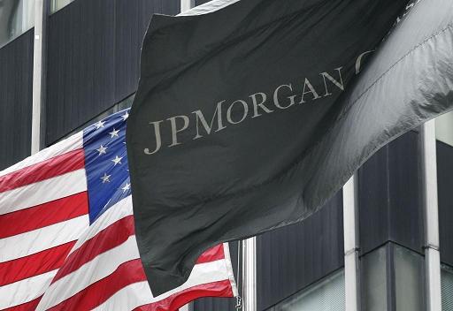 Bandiera amiericane e Jp Morgan. Fonte: Il Fattoquotidiano.it