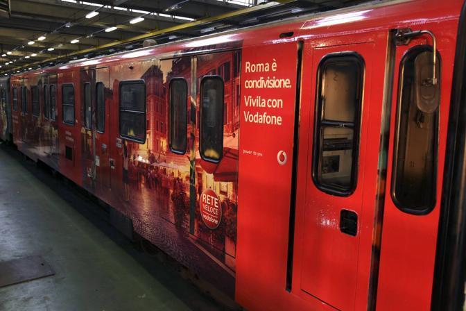 Treno metro sponsorizzato da Vodafone (Foto Corriere della Sera.it)