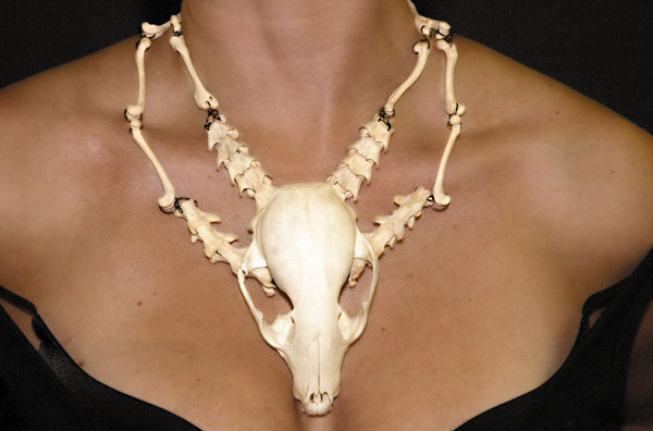 collana realizzata con ossa di animali