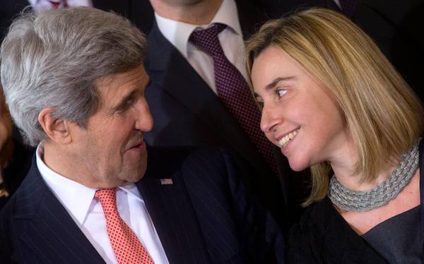 Federica Mogherini con John Kerry 