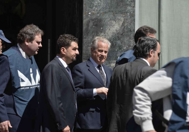 Claudio Scajola con gli uomini della Dia