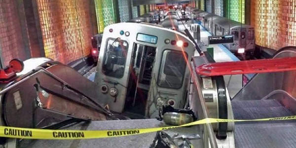 treno-deraglia-su-scale-mobili.jpg
