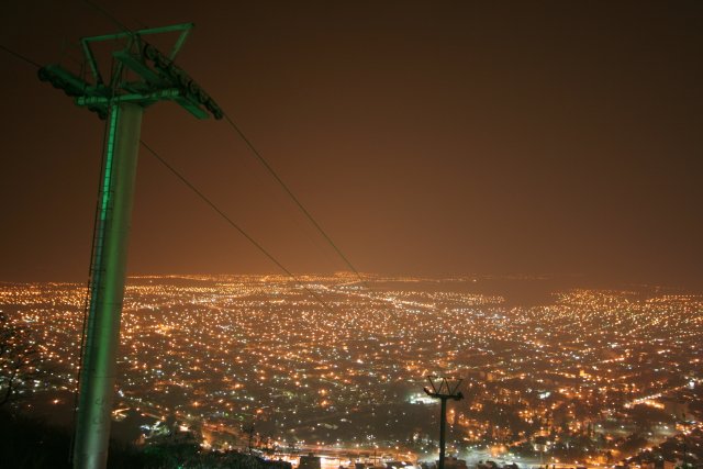 Veduta notturna della città di Salta