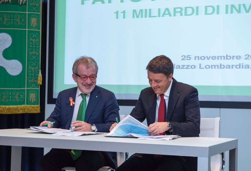 La firma del patto fra Renzi e Maroni