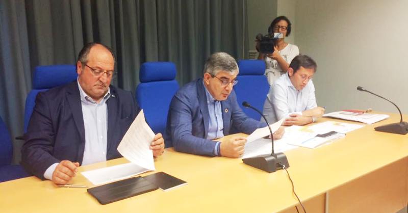 Da sin. ll Sottosegretario Mazzocca, il Governatore D’Alfonso e il Direttore Ufficio Ricostruzione D'Alberto in conferenza stampa