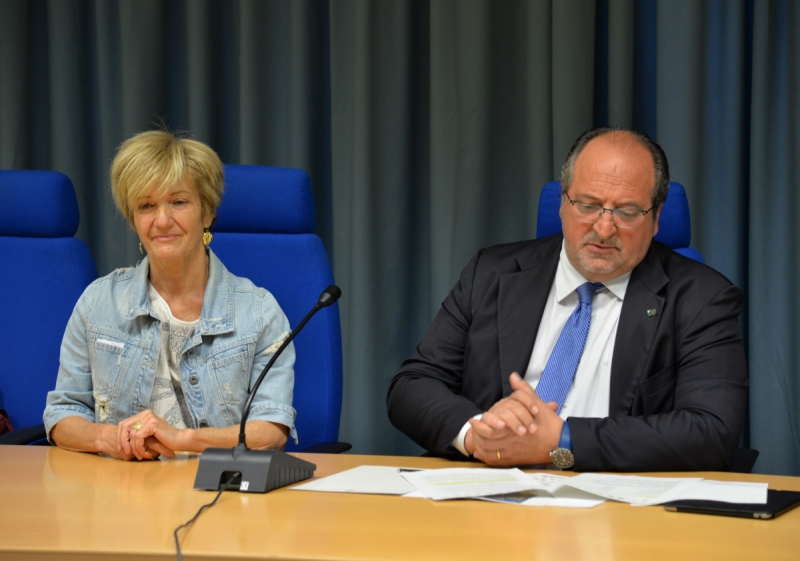 Da destra il Sottosegretario Mazzocca e la Dirigente Iris Flacco in un momento della conferenza stampa