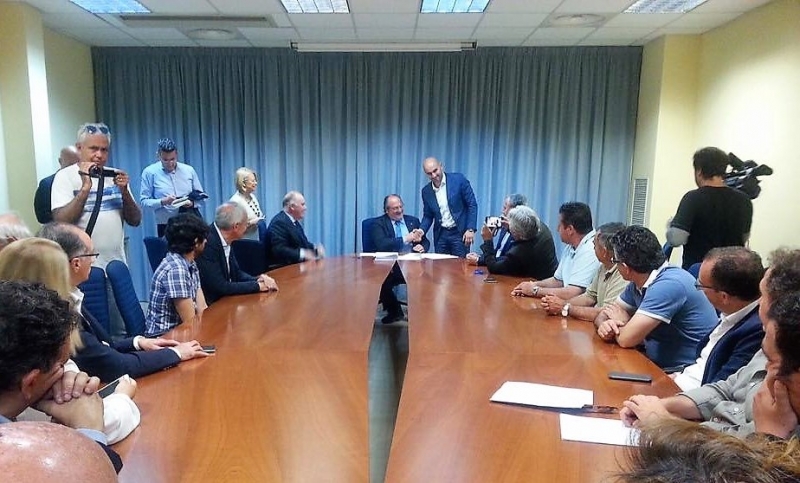 Il Sottosegretario d'Abruzzo Mario Mazzocca al centro con i Sindaci dei Comuni interessati