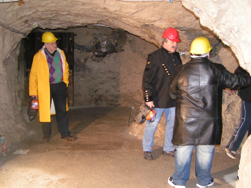 Nella foto: La regista Annarita Campo di spalle mentre dirige un gruppo di Minatori di Raibl