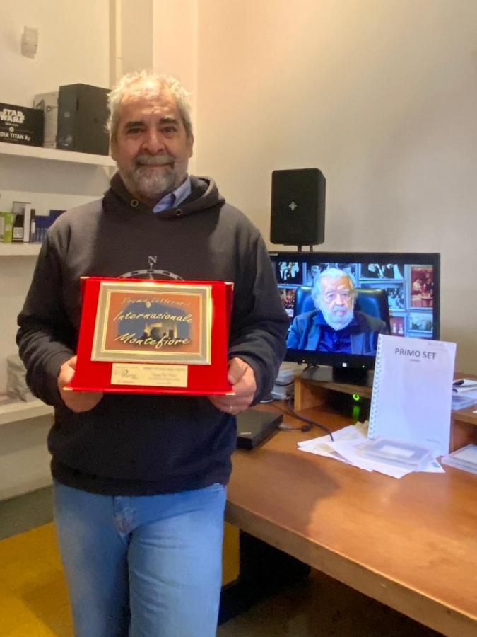 filippo-de-masi-a-Roma-con-il-premio-consegnatogli-successivamente-alla-premiazione-di-Montefiore.jpg