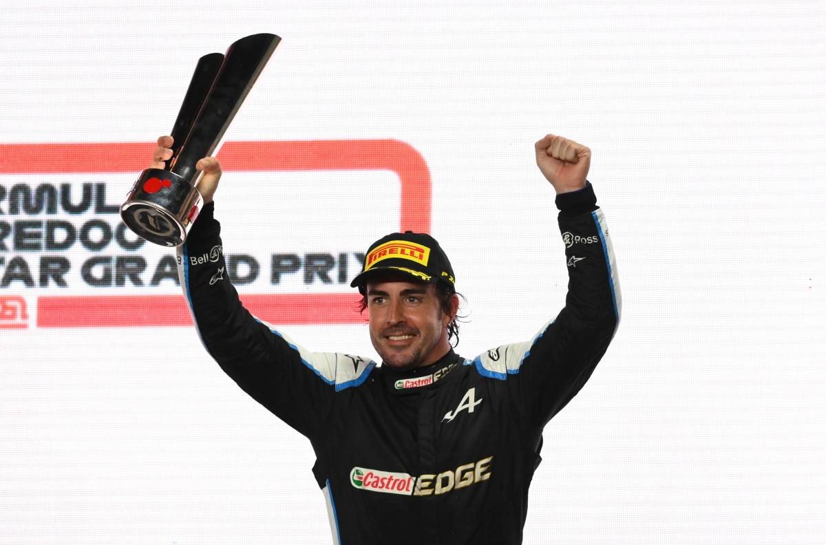 Fernando Alonso terzo sul podio (foto: Alpine F1 Team Twitter)