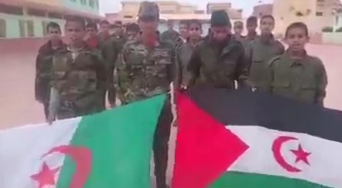 Bimbo Soldato in una caserma algerina nell'aprile 2021