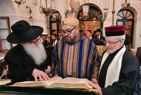 La foto d'archivio del Re Mohammed VI durante una visita alla Casa della Memoria, un museo dedicato alla convivenza di ebrei e musulmani, a Essaouira in Marocco.