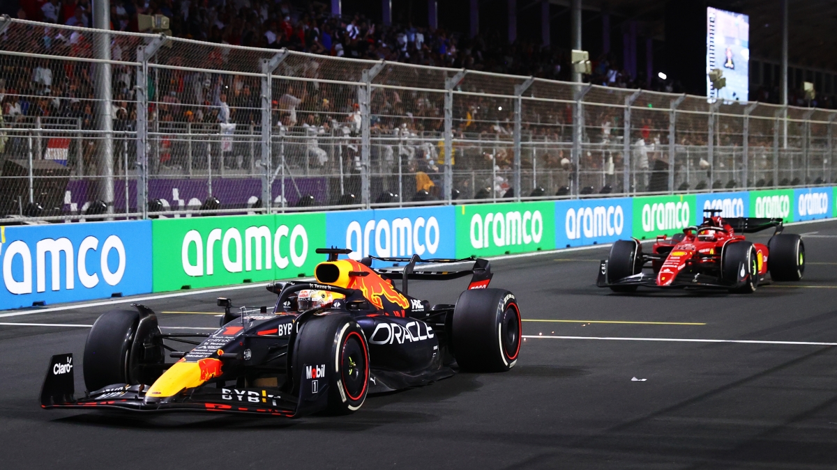 Max Verstappen vince in volata davanti alla Ferrari di Charles Leclerc (foto: Red Bull Racing Twitter)
