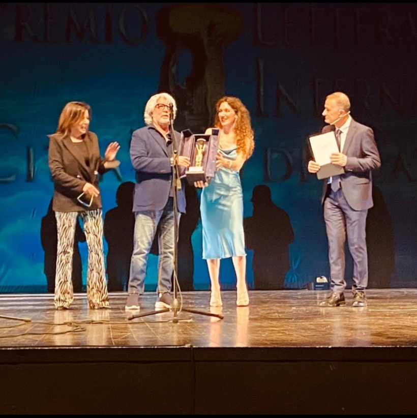 Premiazione sul palco a Michele TORPEDINE (da sx la giornalista  Lisa Bernardini - Michele Torpedine - la valletta con il Premio alla Carriera destinato a Torpedine - Roberto Sarra)  