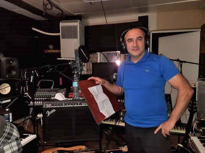 Simone-Riva-in-studio-(1).jpg