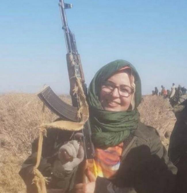 Sultana Khaya con Kalashnikov nei campi di Tindouf in Algeria 