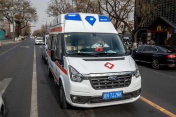 Ambulanza in Cina - Adnkronos