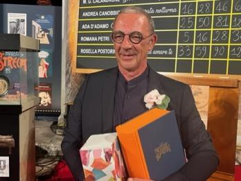 Alfredo Favi ritira il premio di Ada D'Adamo