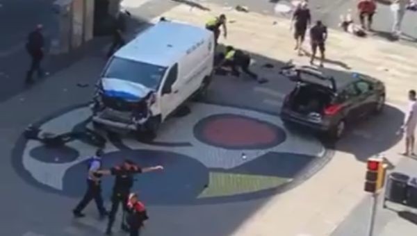 Attentato a Barcellona rivendicato da ISIS. Furgone sulla folla: 13 morti e  decine di feriti