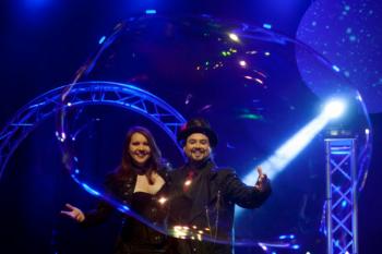 Marco-Zoppi-e-Rolanda-in-Bubbles-Revolution-al-Teatro-Biondo-di-Palermo----02.jpeg