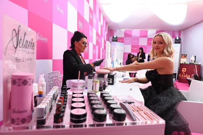 Immagine che contiene persona, vestiti, rosa, muro
Descrizione generata automaticamente