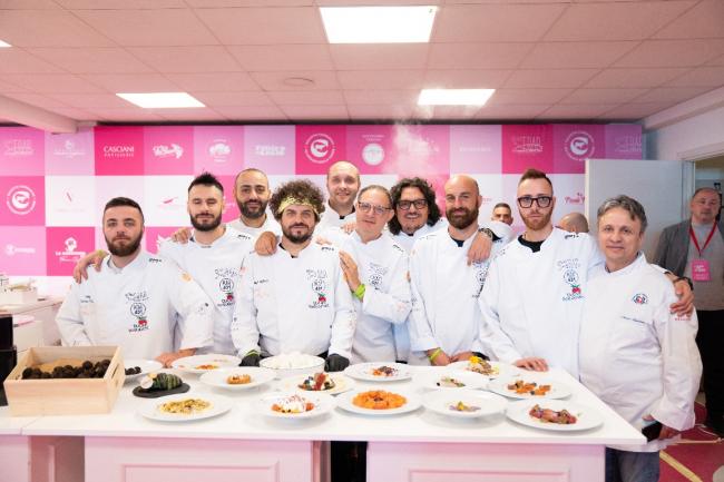 Immagine che contiene vestiti, persona, muro, interno
Descrizione generata automaticamente