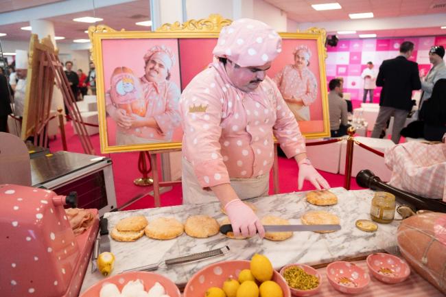 Immagine che contiene persona, vestiti, interno, Spuntino
Descrizione generata automaticamente