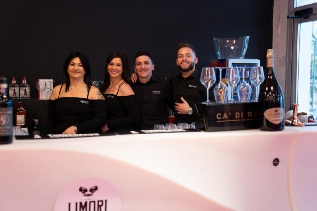 Immagine che contiene Viso umano, persona, bottiglia, muro
Descrizione generata automaticamente