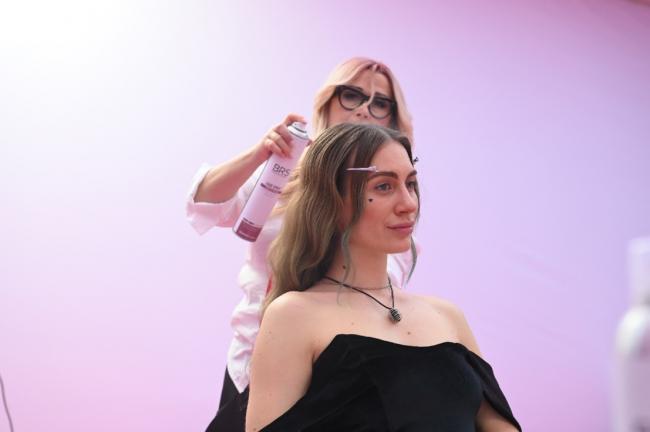 Immagine che contiene Viso umano, persona, vestiti, muro
Descrizione generata automaticamente