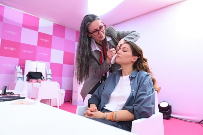 Immagine che contiene vestiti, persona, muro, Viso umano
Descrizione generata automaticamente