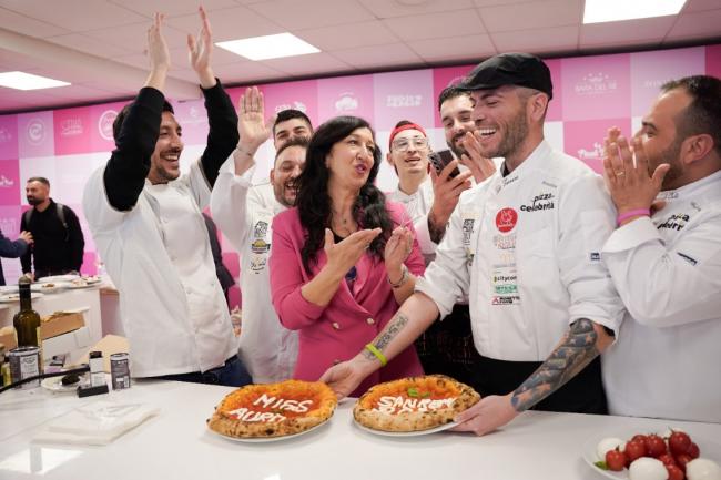 Immagine che contiene persona, vestiti, interno, muro
Descrizione generata automaticamente