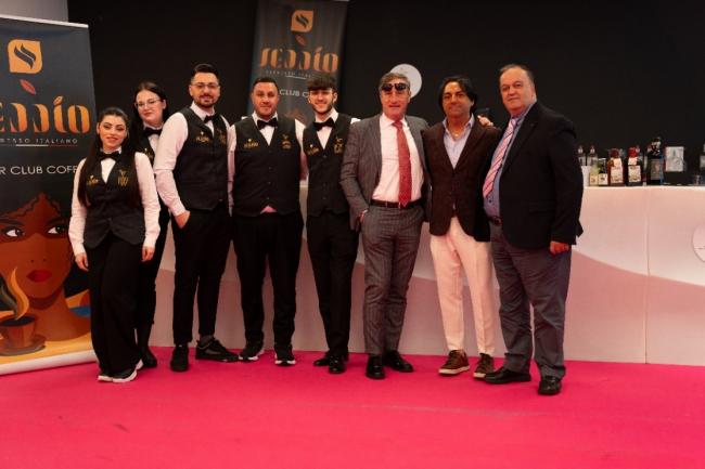 Immagine che contiene tappeto, vestiti, persona, arredo
Descrizione generata automaticamente