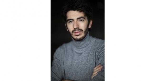 Immagine che contiene Viso umano, persona, ritratto, Barba umana

Descrizione generata automaticamente