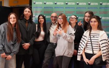 Il-Dirigente-Daniele-Laurente-Di-Biasio-con-le-studentesse-e-gli-studenti-dell’Istituto-Enrico-Falck.jpeg