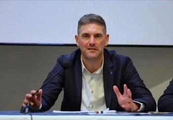 giuliano-tavolo-congresso-5XTyLh.jpeg